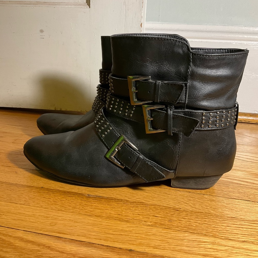 Low black boots with studded straps - Picture 2 of 7